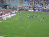 Il tiro di
                  Totti su punizione: sulla respinta Montella segner il
                  suo secondo gol