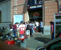 La fila ai Roma Store