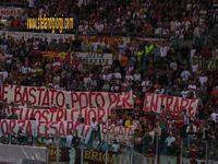 Presentazione AS Roma 2004/05, striscione in
                    favore di Prandelli, la Brigata De Falchi in Tribuna
                    Tevere