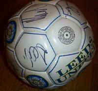 1999/00 Leeds/Roma, il pallone della gara
                  autografato dai giocatori del Leeds
