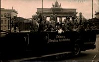24 giugno 1934: foto a Berlino durante una
                  tourne in Germania ed Olanda (autografata sul retro)